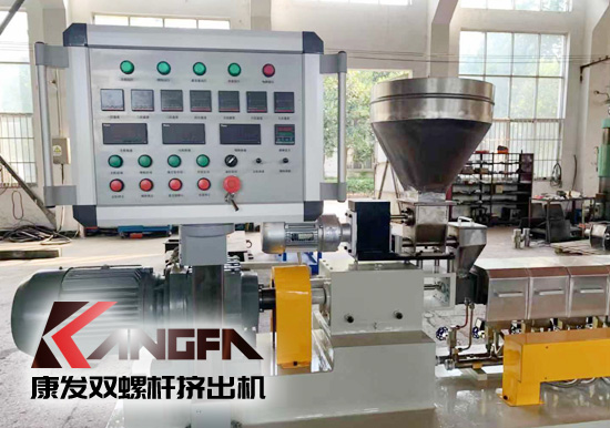 學(xué)校及實(shí)驗(yàn)室用康發(fā)20型雙螺桿擠出機(jī)。該機(jī)型適用于學(xué)校及企事業(yè)單位高分子聚合物合成，混煉，配方研發(fā)，擠出造粒，配合其他試驗(yàn)儀器一起使用！康發(fā)20型雙螺桿擠出機(jī)好用、實(shí)用、價(jià)又實(shí)！暢銷高校及企業(yè)試驗(yàn)室！