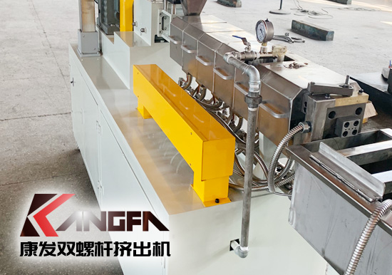 塑料廠實(shí)驗(yàn)室研究專用康發(fā)20型雙螺桿擠出造粒機(jī)組設(shè)備，機(jī)筒內(nèi)徑 20mm/長(zhǎng)徑比 28-48/主電機(jī)功率 5.5kw/螺桿轉(zhuǎn)速 100rpm/參考產(chǎn)量 5-20kg/h。