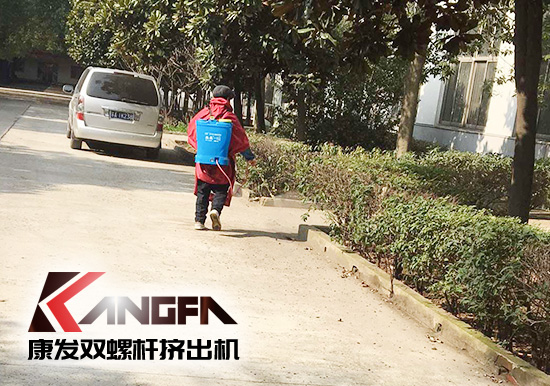 戰(zhàn)疫情、防風(fēng)險、保安全！康發(fā)雙螺桿擠出機(jī)復(fù)工在即，全廠實現(xiàn)全方位消毒！