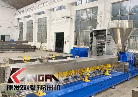 雙螺桿擠出機(jī)對于護(hù)套擠出來講，護(hù)套擠出主要作用在于烘干纜芯，防止由于潮氣（或繞包墊層的濕氣）的作用，造成護(hù)套中出現(xiàn)氣孔的可能。
