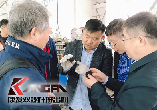康發(fā)雙螺桿擠出機：研發(fā)新產品 環(huán)抱新業(yè)態(tài)——康發(fā)攜手中石化首席工程師新品研發(fā)中