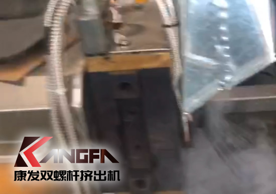 延長(zhǎng)設(shè)備使用壽命，提升客戶滿意度！康發(fā)加強(qiáng)對(duì)雙螺桿造粒機(jī)的維護(hù)包養(yǎng)工作