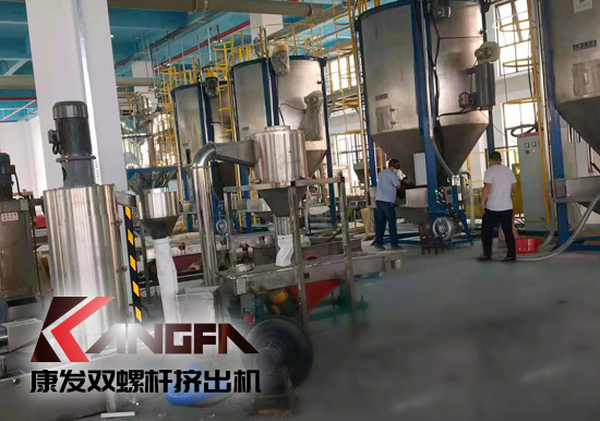 全過程自動化雙螺桿擠出機生產(chǎn)線！機械手可以大幅減少工人、提升效率、拉低成本、提高產(chǎn)品品質(zhì)、提升工廠形象、安全性優(yōu)。
