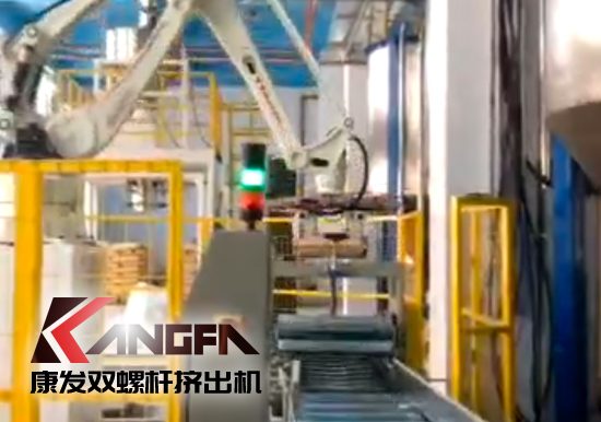  機械手臂應用于雙螺桿擠出造粒機組現(xiàn)代化生產(chǎn)線！靈活部署,降低生產(chǎn)成本,全面提升雙螺桿造粒生產(chǎn)效率！