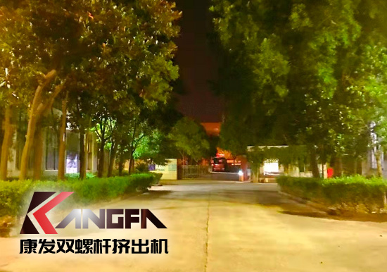 總裝車間：眾志成城齊奮戰(zhàn) 全力以赴保發(fā)貨 確保雙螺桿擠出機設備按期交付至顧客手中。