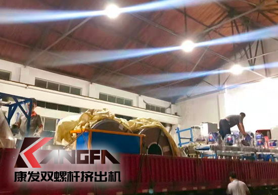 總裝車間：眾志成城齊奮戰(zhàn) 全力以赴保發(fā)貨 確保雙螺桿擠出機設備按期交付至顧客手中。