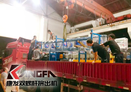 總裝車間：眾志成城齊奮戰(zhàn) 全力以赴保發(fā)貨 確保雙螺桿擠出機設備按期交付至顧客手中。