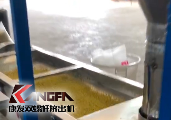 單、雙螺桿擠出機(jī)優(yōu)勢互補(bǔ)、高效率高產(chǎn)能！康發(fā)塑機(jī)JSH-75/180雙階式（雙螺桿/單螺桿）擠出機(jī)組試機(jī)!
