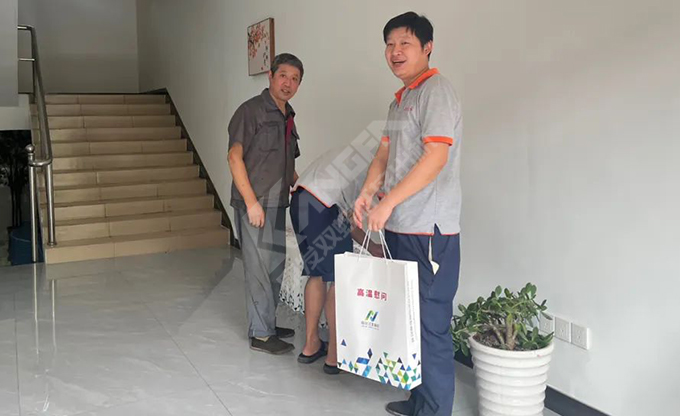 南京江北新區(qū)總工會深入康發(fā)雙螺桿造粒機一線開展“來高溫慰問”慰問活動！