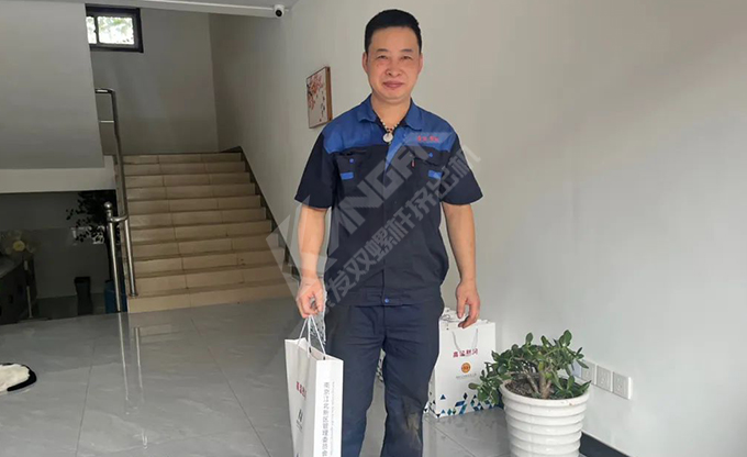 南京江北新區(qū)總工會深入康發(fā)雙螺桿造粒機一線開展“來高溫慰問”慰問活動！