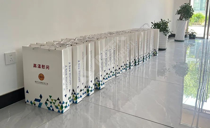 南京江北新區(qū)總工會深入康發(fā)雙螺桿造粒機一線開展“來高溫慰問”慰問活動！