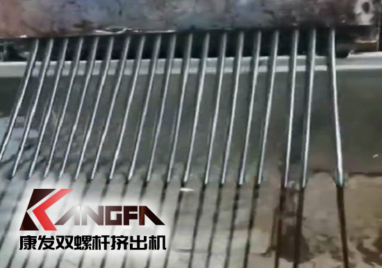 解市場(chǎng)所需，黑色駐極高韌性熔噴專用料生產(chǎn)中（視頻）——康發(fā)雙螺桿擠出機(jī)