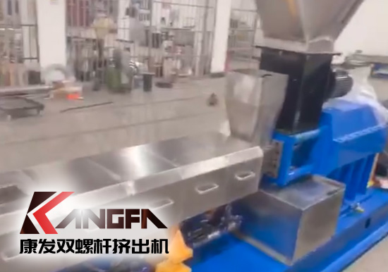 “中國制造”尋求挖掘更大的非洲需求！JSH-65型雙螺桿擠出機設(shè)備出口設(shè)備帶料試機，坐標非洲！