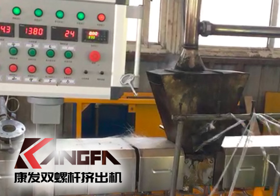 標(biāo)準(zhǔn)化雙螺桿擠出造粒機(jī)組采用新款一體化便攜開機(jī)方式，康發(fā)塑機(jī)為您想的更多！