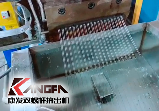 康發(fā)雙螺桿擠出機(jī)熔噴料生產(chǎn)線(xiàn)交付，每天可以為市場(chǎng)提供800萬(wàn)只口罩的原料。生產(chǎn)線(xiàn)出料均勻，不斷條！料子表面光滑，顆粒大小均勻！口罩布（熔噴布）熔脂可達(dá)1400-1600！