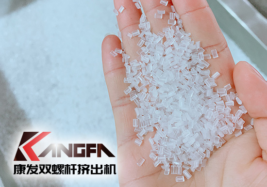 康發(fā)雙螺桿擠出機(jī)熔噴料生產(chǎn)線(xiàn)交付，每天可以為市場(chǎng)提供800萬(wàn)只口罩的原料。生產(chǎn)線(xiàn)出料均勻，不斷條！料子表面光滑，顆粒大小均勻！口罩布（熔噴布）熔脂可達(dá)1400-1600！