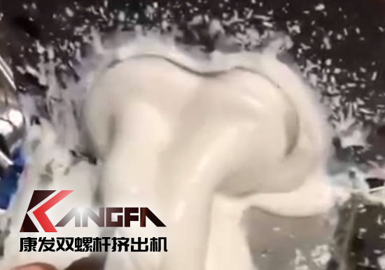康發(fā)雙螺桿擠出設(shè)備以其過硬的產(chǎn)品技術(shù)、卓越的產(chǎn)品質(zhì)量贏得了越來越多的忠實(shí)用戶，并在競爭日趨激烈的市場獲得優(yōu)勢！