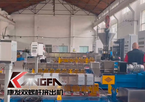 康發(fā)雙螺桿造粒機生產(chǎn)車間戰(zhàn)酷暑，保生產(chǎn)視頻剪輯。新的一月，新的一天，努力工作，努力生活！加油康發(fā)人！