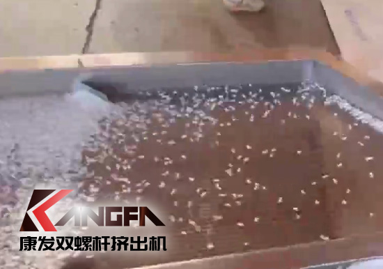 雙螺桿造粒機(jī)制造！追求品質(zhì)，精益求精！康發(fā)雙螺桿帶料試機(jī)